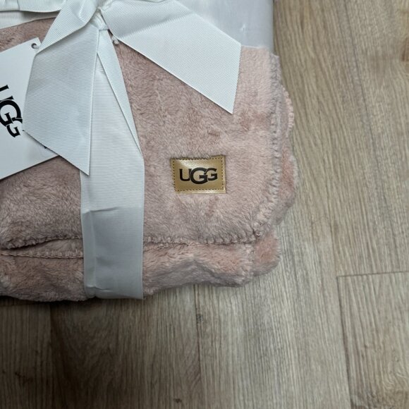 UGG Whitecap Throw Quartz Pink Fleece Blanket Bedding Reversible Faux Fur - Picture 8 of 8